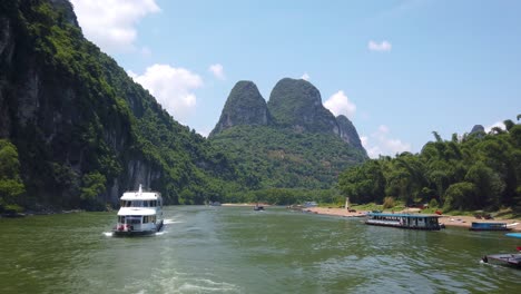Barco-Turístico-De-Pasajeros-Que-Viaja-Entre-Paisajes-Kársticos-En-El-Magnífico-Río-Li-Desde-Guilin-A-Yangshuo