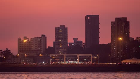Zeitraffer-Eines-Großen-Modernen-Bürogebäudes-Mit-Meerblick-In-Mumbai