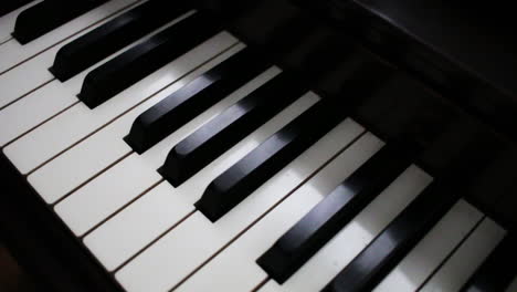A-diagonal-close-up-shot-of-piano-keys