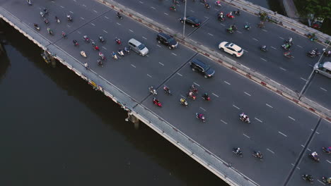 Abendliches-Schwenken-Und-Betiteln-Luftaufnahme-Der-Dien-Bien-Phu-Brücke,-Binh-Thanh-Bezirk,-Ho-Chi-Minh-Stadt,-Vietnam,-Die-Den-Hoang-Sa-Kanal-überquert