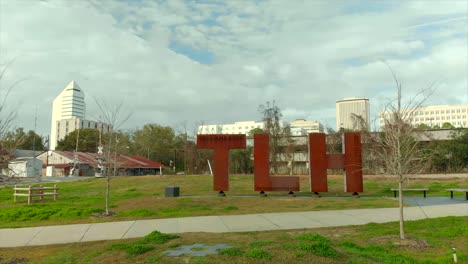 Luftaufnahme-Der-Tlh-statue-Mit-Gebäuden-Im-Hintergrund-In-Tallahassee,-Florida-Usa
