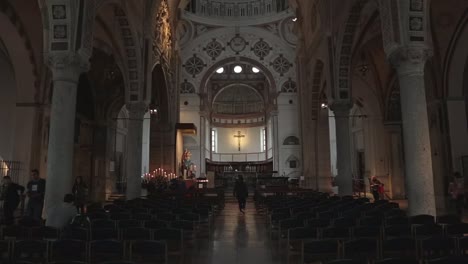 Interior-of-Santa-Maria-delle-Grazie-church-in-Milan,-Italy,-where-Da-Vinci's-mural-The-Last-Supper-is-housed