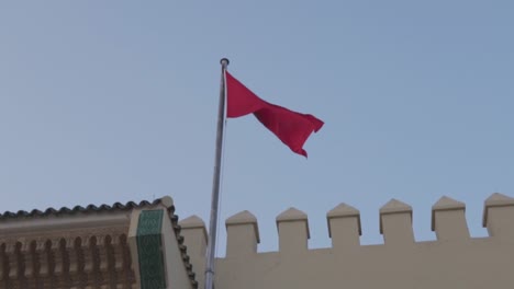 Zeitlupenaufnahme-Der-Marokkanischen-Flagge,-Die-Sich-Im-Wind-Bewegt,-Nordafrika