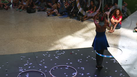 Mujer-Bailando,-Jugando-Con-Un-Aro,-Gente-Y-Niños-Viendo-El-Espectáculo,-Festival-Callejero,-Actividad-De-Hula-Hoop,-Gimnasia,-Fitness