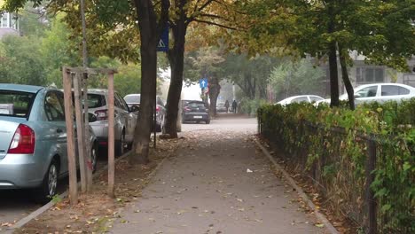 Bucarest,-Rumania---Octubre:-Caminar-Por-La-Calle-Nublada-De-Bucarest,-Caminar-Por-El-Callejón-Por-La-Mañana,-Temporada-De-Otoño