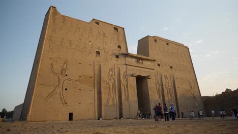 Edfu-Es-El-Sitio-Del-Templo-Ptolemaico-De-Horus-Y-Un-Antiguo-Asentamiento-Ubicado-A-Orillas-Del-Río-Nilo