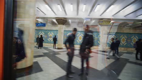 Viajar-En-El-Metro-En-El-Metro-Subterráneo-De-Tashkent