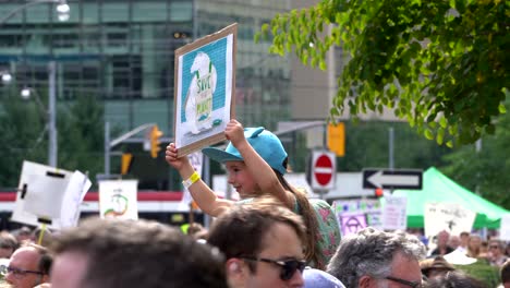 Kleines-Mädchen,-Das-Während-Des-Marsches-Zum-Globalen-Klimawandel-Ein-Plakat-Hochhält