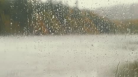 Regentropfen,-Die-Das-Fenster-Herunterrollen,-Düsteres-Stürmisches-Wetter