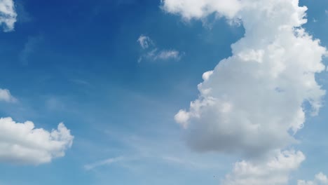 Zeitraffer-Der-Wolkenbewegung-An-Einem-Klaren-Tag-Mit-Schwenkszene