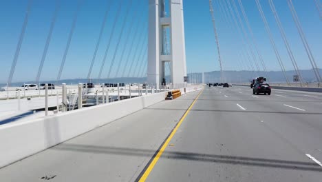 Conduciendo-A-Lo-Largo-Del-Puente-De-La-Bahía-De-San-Francisco-Oakland