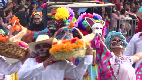 Catrinas-Bailando-Con-Vestidos-Coloridos-Durante-El-Desfile-Mexicano-Del-Día-De-Los-Muertos