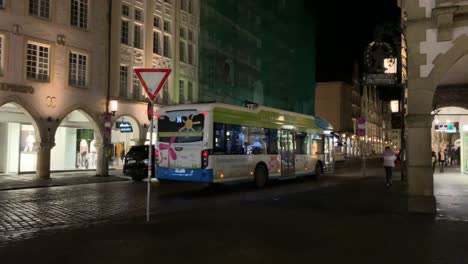Elektrobus-Fährt-Nachts-Durch-Die-Stadt