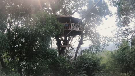 POV-Eines-Männlichen-Seilrutschens-Zu-Einem-Baumhaus-Während-Der-Gibbon-Erfahrung-In-Laos