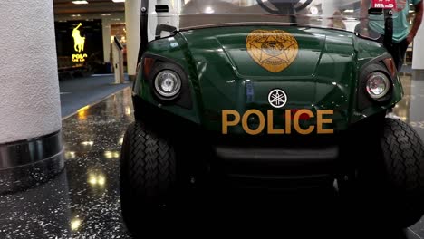 Un-Carrito-De-Golf-Utilizado-Por-La-Policía-De-Miami-dade-Dentro-Del-Aeropuerto-Internacional-De-Miami