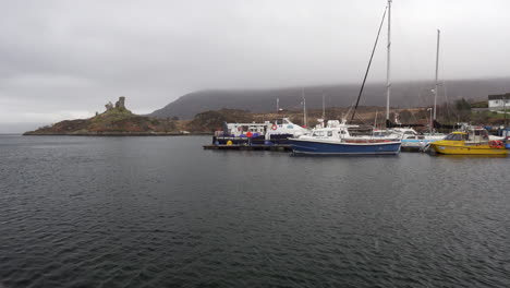 Statische-Aufnahme-Von-Kyleakin-Town-Mit-Dramatischem-Licht-Und-Wolken-Und-Booten-Auf-Dem-Atlantik-Im-Hafen-Der-Isle-Of-Skye,-Schottland