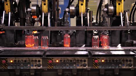 Der-Prozess-Der-Herstellung-Von-Glasgefäßen-In-Slowmotion-Glashütten
