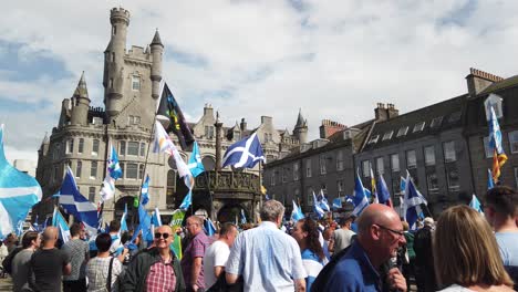 A-crowd-of-Pro-Scottish-Independence-supporters-gather-around-the-Aberdeen-Mercat