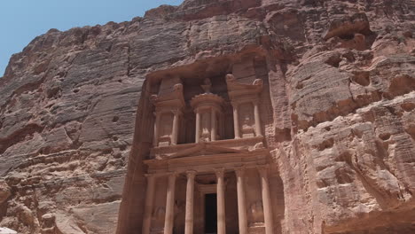 Shot-of-the-Petra-Facade-Of-The-Treasury-Building-The-Ancient-Nabatean,-Jordan