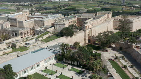Drohnenaufnahme-Des-Grabens,-Der-Befestigungsmauern-Und-Der-Mittelalterlichen-Stadt-Mdina,-Malta
