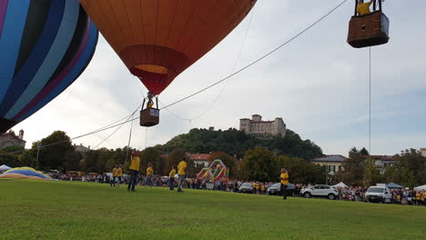 Abheben-Des-Heißluftballons-Auf-Der-Messe-In-Italien