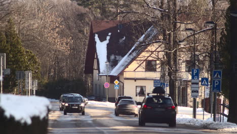 Autos-Fahren-Durch-Die-Verschneiten-Straßen-Des-Ferienortes-Tatranska-Lomnica