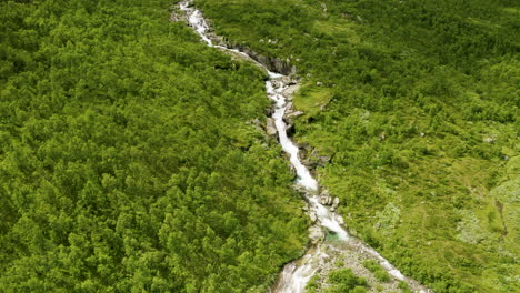 Water-Flowing-On-The-Narrow-River-Through-The-Lush-Hydalen-Valley,-A-Hidden-Gem-In-Hemsedal,-Norway---ascending-aerial-drone-shot