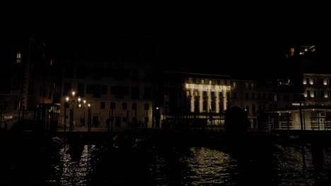 Paisaje-Urbano-Nocturno-De-Venecia-Y-Edificios-Decorados-Con-Navidad