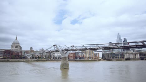 London-Thames-Millennium-Bridge-Mit-Der-St.-Paul&#39;s-Kathedrale-Im-Hintergrund-Sich-Bewegende-Menschen-Und-Sich-Bewegende-Wolken-Im-Zeitraffer