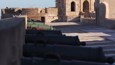 Schwenken-Sie-Nach-Unten-Von-Der-Zinnenbewehrten-Mauer-Und-Dem-Torhaus-Zu-Den-Kanonen-Von-Essaouira,-Marokko