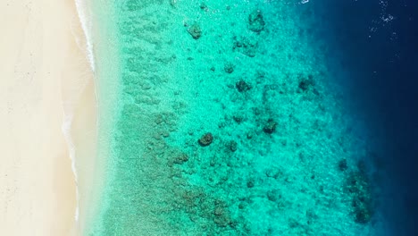 Erstaunliche-Bunte-Küste-Der-Tropischen-Insel-Mit-Weißem-Sand,-Türkisfarbener-Lagune-Mit-Klarem-Smaragdgrünem-Wasser-Und-Tiefblauem-Meer-Auf-Den-Seychellen