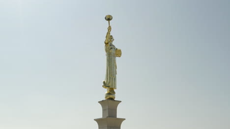 Flug-Um-Die-Engel-Moroni-Statue-Auf-Dem-Mormonentempel-In-Los-Angeles,-Kalifornien,-Mit-Dem-Gesamten-La-Becken-Im-Hintergrund