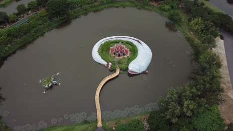 Antenne-Nähert-Sich-Dem-Mount-Meru-Alias-Sumeru-Gebirgstempel-Replik-Aus-Der-Buddhistischen-Kosmologie,-Dem-Alten-Siam-Stadtpark,-Thailand