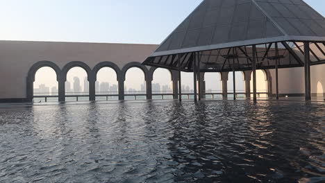 Blick-Vom-Museum-Für-Islamische-Kunst-Mit-Den-Wolkenkratzern-Von-Doha-Katar-Im-Hintergrund