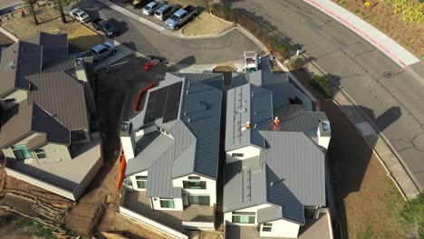 Männer-Bereiten-Das-Dach-Des-Neuen-Hauses-Für-Die-Installation-Von-Solarmodulen-Vor