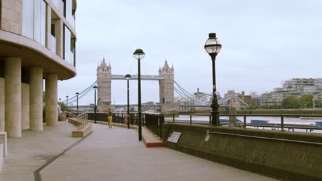 Frau,-Die-Vor-Der-Kamera-Davonläuft,-Trainiert-Von-Der-Tower-Bridge-Im-Zentrum-Von-London