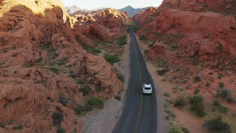 Weiße-Rolls-Royce-Reisen-Auf-Der-Offenen-Autobahn-Im-Tal-Des-Feuers,-Nevada