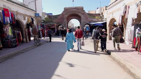 Movimiento-De-Steadicam-Moviéndose-Por-Callejones-De-Essaouira,-Marruecos