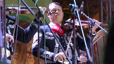 Closeup-of-Mariachi-band-violinist-on-stage-at-night-in-Merida,-Mexico