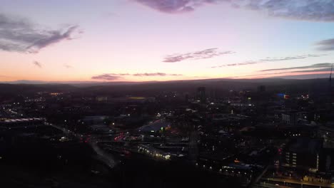 Sheffield-Stadtzentrum-Drohne-Geschossen-über-Der-Himmelslinie-Sheffield-Hallam-Bramall-Lane-Hoher-Wolkenkratzer-Luftaufnahme-Während-Des-Sonnenuntergangs-Nachtaufnahme-Sonnenuntergang-Blau-Orange-Lila-Himmel-Uk-Stadt