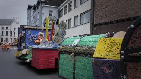 Großer-Wagen-Mit-Truhen,-Der-Sich-Bewegt,-Und-Kind,-Das-Oben-Auf-Dem-Wagen-Schwingt,-In-Aalst-Carnaval-In-Belgien