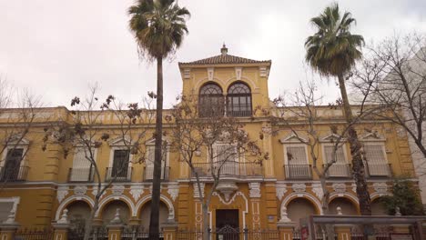 Incline-Hacia-Arriba,-Edificio-Amarillo-Jardines-Del-Valle-Escuela-Primaria-En-Sevilla,-España