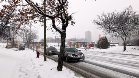 Montrealer-Wintersturm-Mit-Starkem-Schneefall,-Der-Schlechte-Fahrbedingungen-Auf-Lokalen-Straßen-Schafft