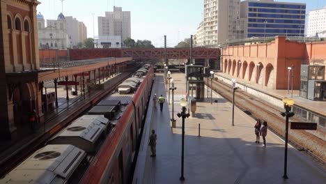 Tren-Que-Llega-Y-Se-Detiene-En-La-Estación-De-Luz-En-La-Ciudad-De-Sao-Paulo