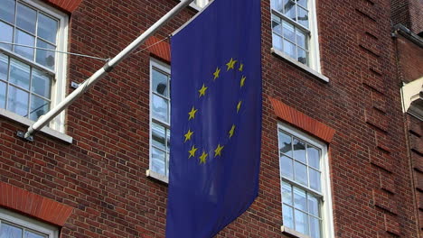 EU-Flagge-Außerhalb-Des-Europahauses,-Smith-Square,-Westminster,-London