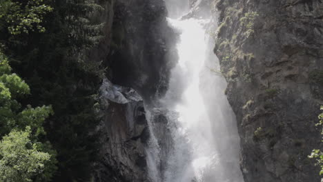Glatte-Schwenkung-Vom-La-Pisse-Wasserfall