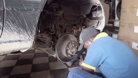 Mecánicos-Que-Trabajan-En-El-Eje-De-Un-Automóvil-Tratando-De-Arreglarlo