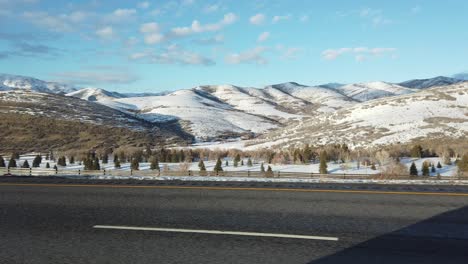 Fahrende-Seitenansicht-Der-Schneebedeckten-Berge-In-Utah
