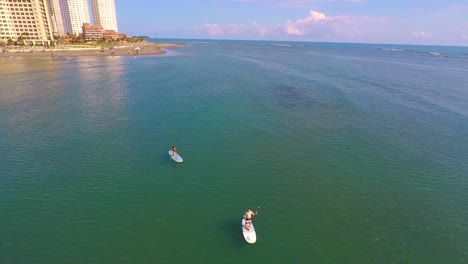 Playa-Boca-Del-Río-Tiene-Un-Mar-Tranquilo-Que-Se-Presta-Para-Deportes-En-Tablas-De-Surf-Con-Remos-Y-Kayaks