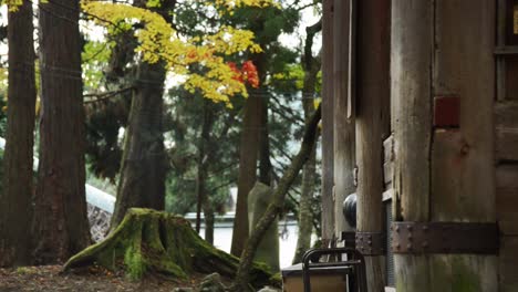 Japanische-Frau,-Die-Vor-Das-Hölzerne-Tor-Eines-Tempels-Auf-Dem-Berg-Hiei-zan,-Kyoto,-Japan-Tritt